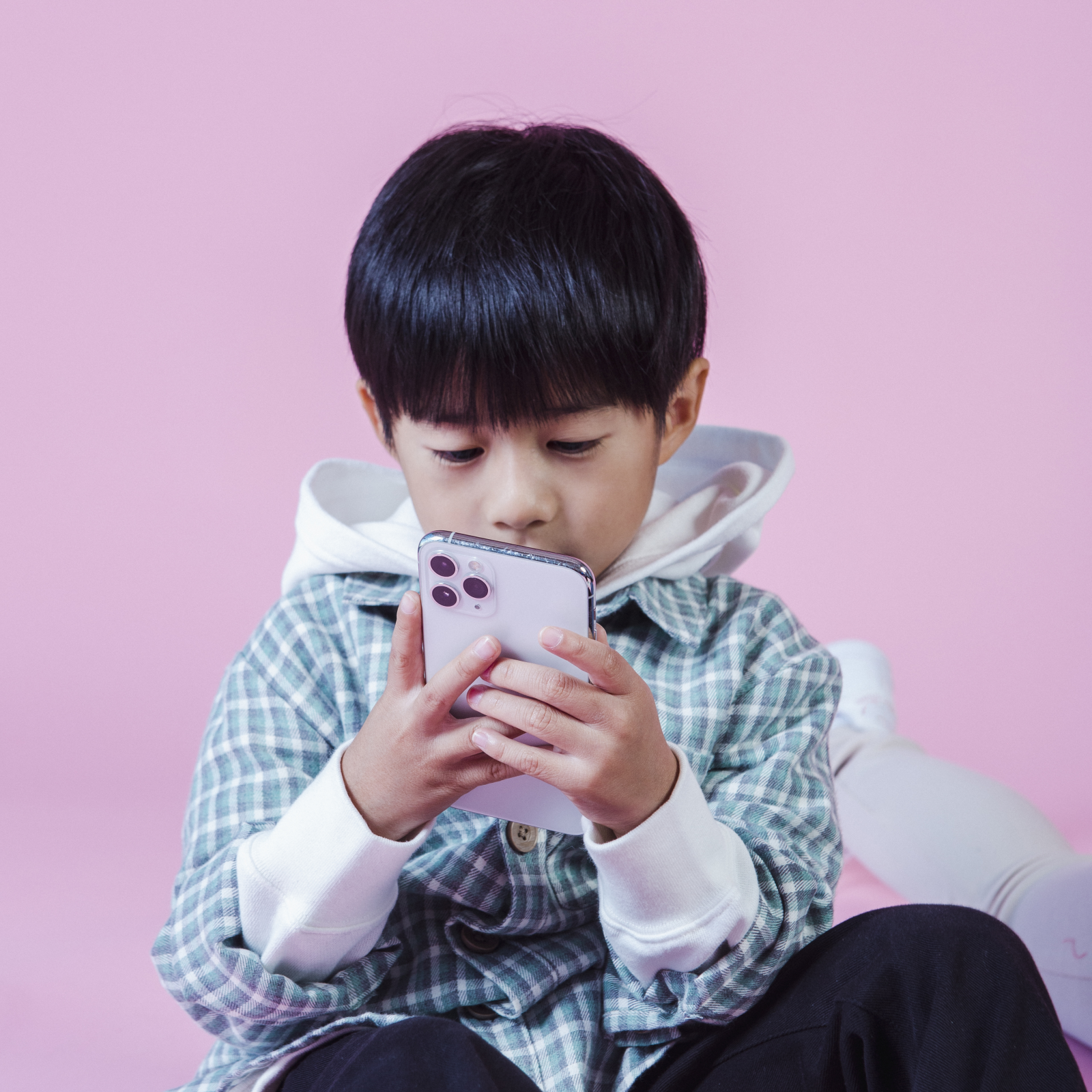 Child immersed in smartphone.
